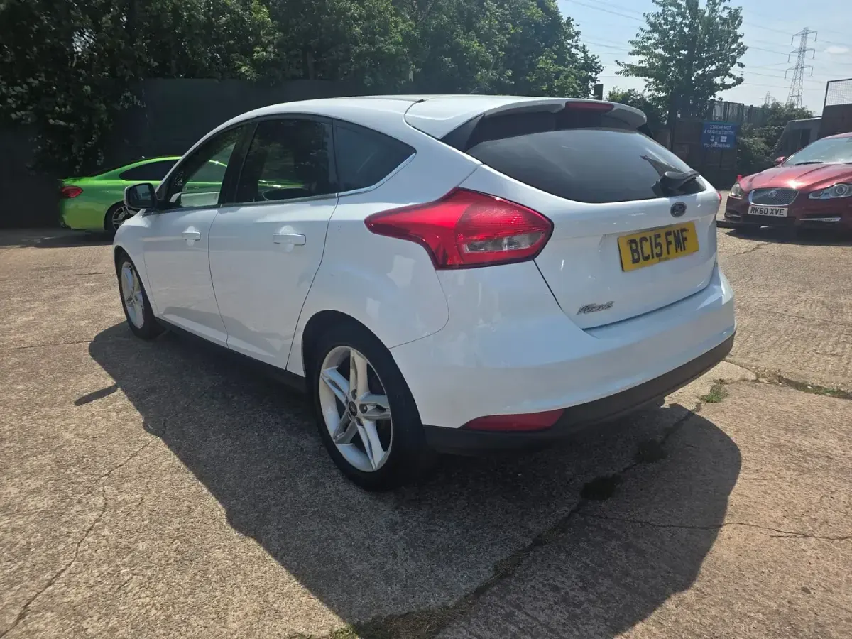 Used Ford Focus Zetec 2015 White Hatchback