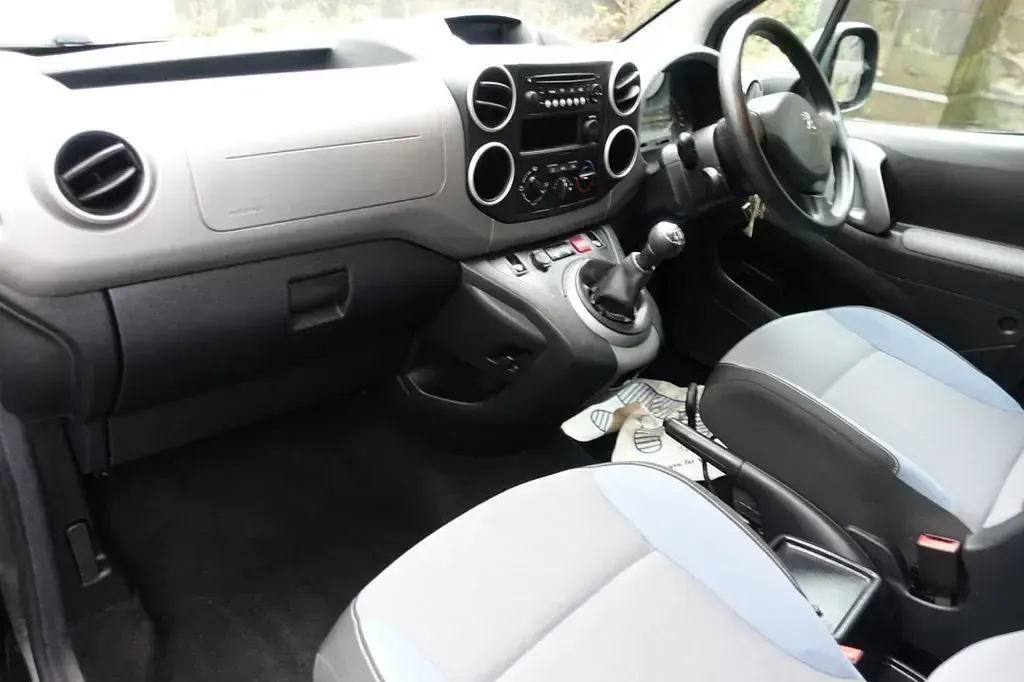 Used Peugeot Partner Tepee Active 75 HP (55 kW) 2016 Grey MPV
