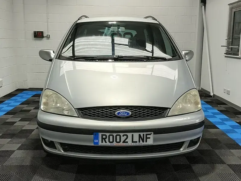 Usado Ford Galaxy Ghia 145 CV (106 kW) 2002 Plateado Monovolumen