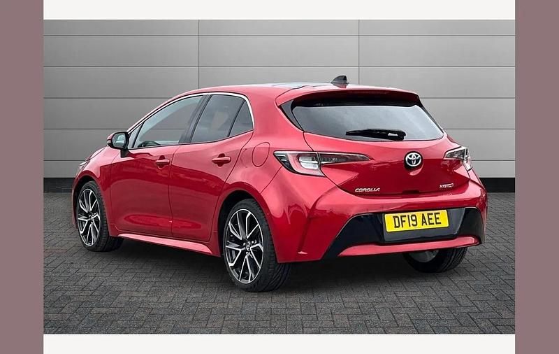 Used Toyota Corolla 122 HP (89 kW) 2019 Red Hatchback