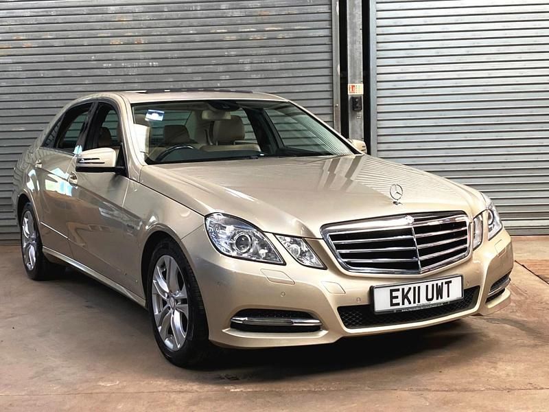 Begagnad Mercedes E220 Avantgarde 168 HK (123 kW) 2011 Beige Sedan