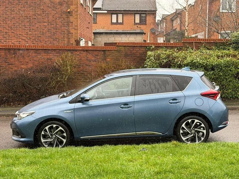 Used Toyota Auris Hybrid Design 2015 Blue Hatchback