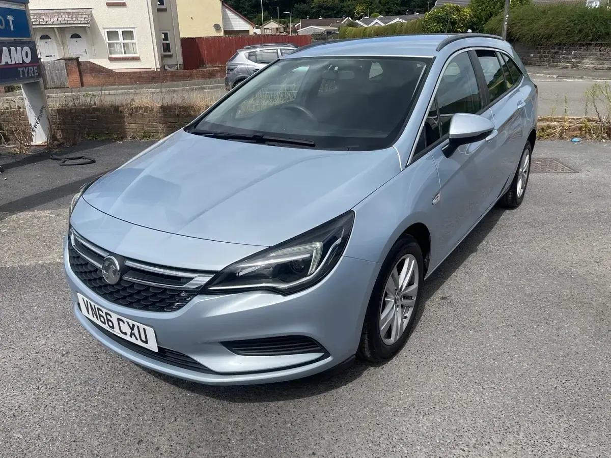 Used Vauxhall Astra Design Edition 110 HP (80 kW) 2016 Silver Estate