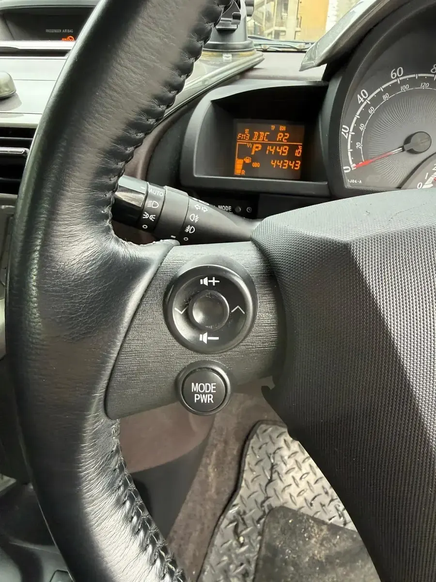 Used Toyota iQ 68 HP (50 kW) 2010 Silver Hatchback