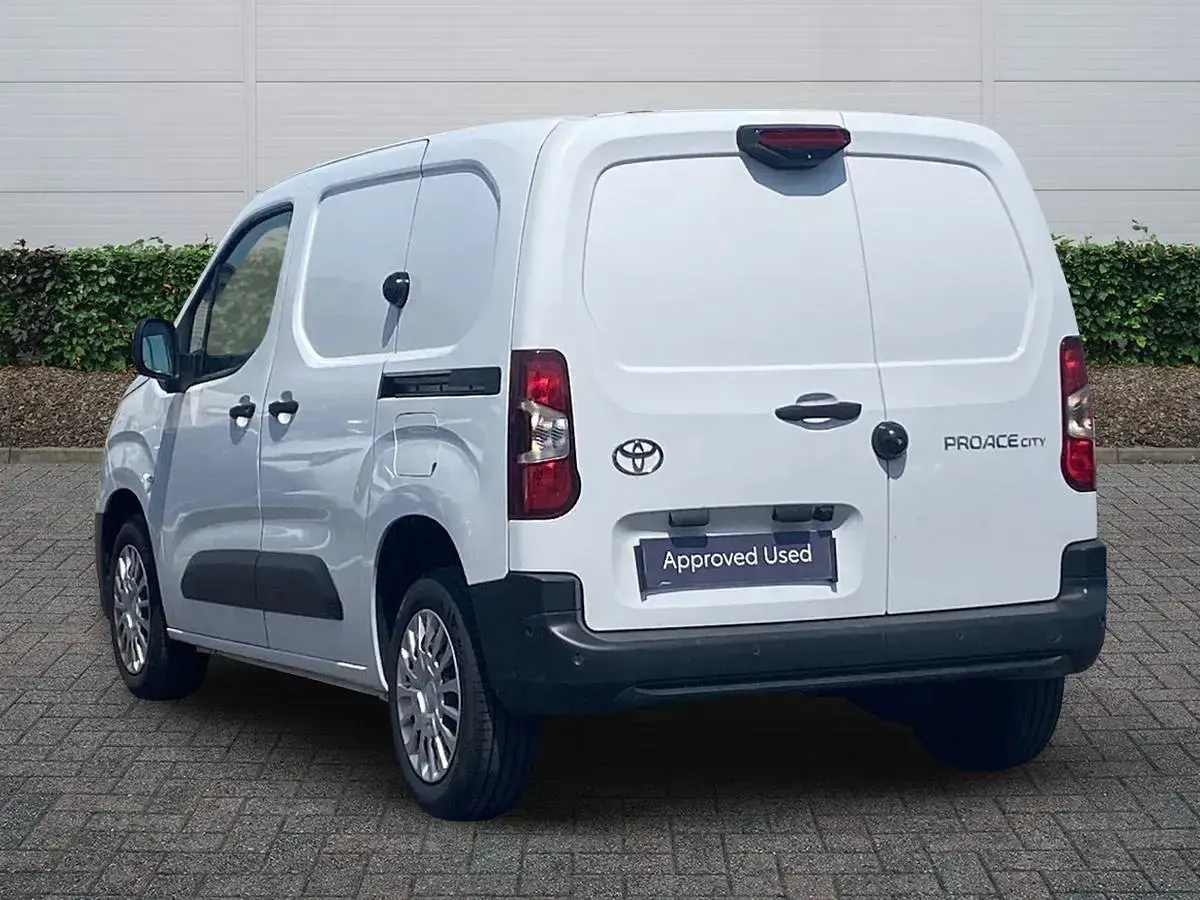 New Toyota Proace 120 HP (88 kW) 2025 White MPV