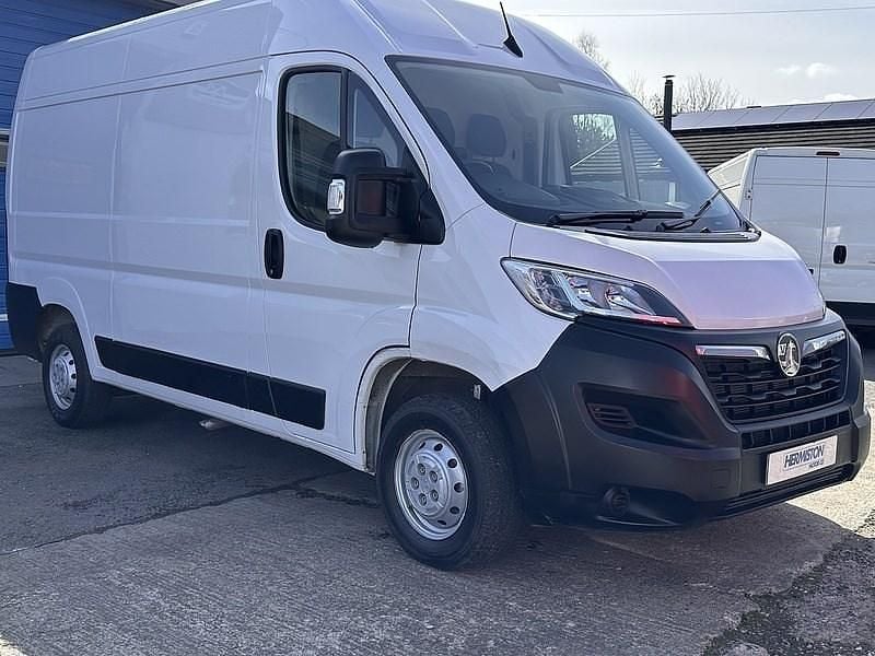 Second-hand Vauxhall Movano 2023 Alb