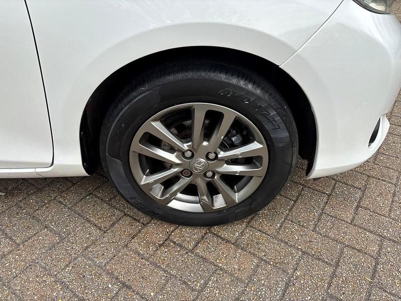 Used Toyota Yaris Plus 99 HP (72 kW) 2014 White Hatchback