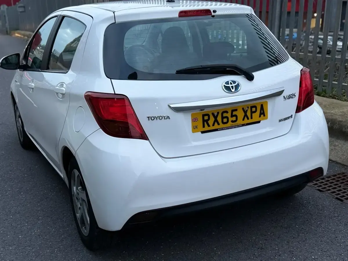 Used Toyota Yaris Hybrid 2015 White Hatchback
