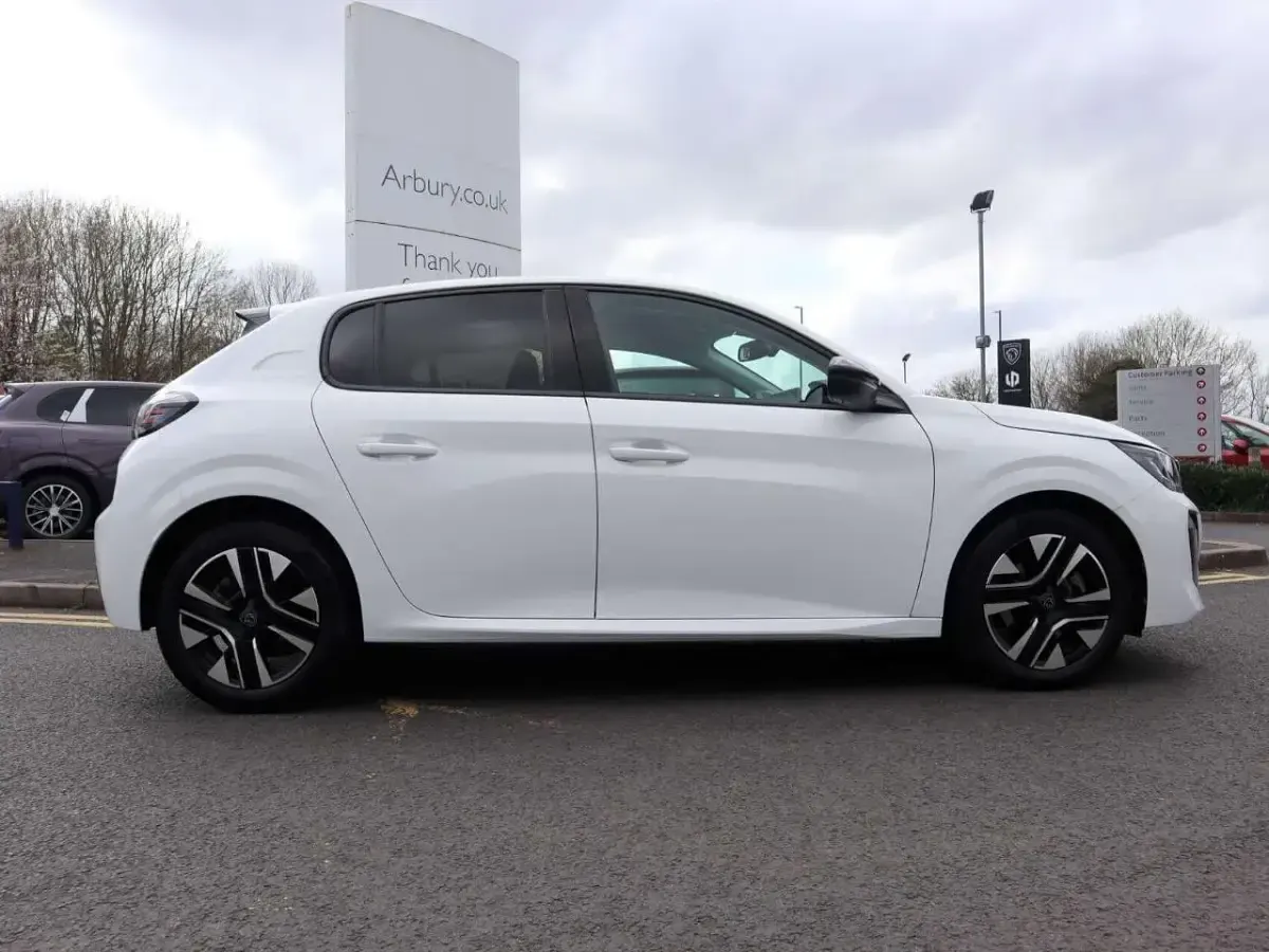 Used Peugeot 208 Allure 99 HP (72 kW) 2025 White Hatchback
