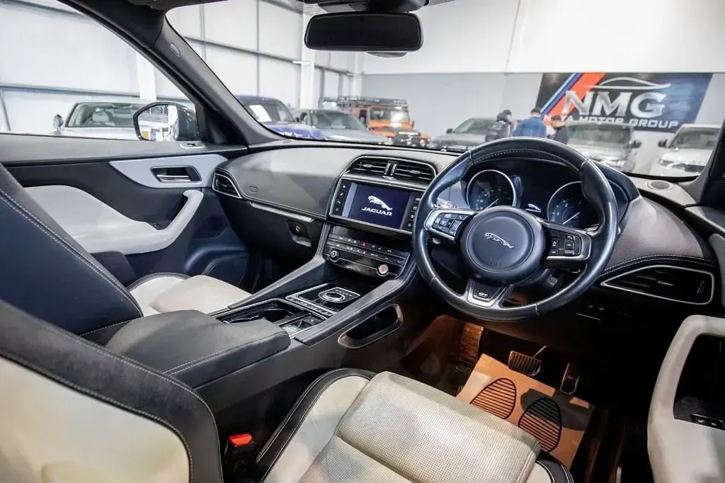 Second-hand Jaguar F-Pace R-Sport 240 CP (176 kW) 2018 Argintiu SUV