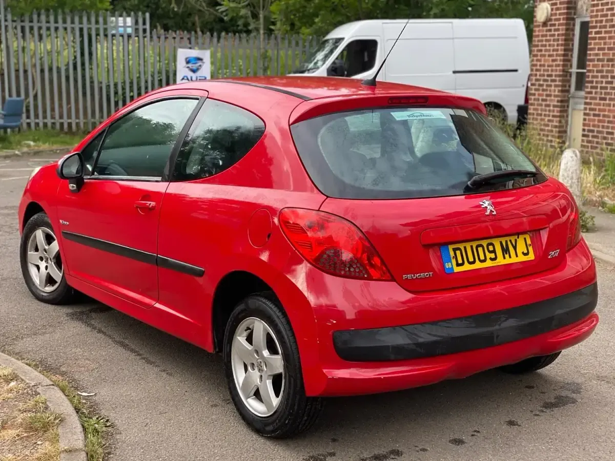 Begagnad Peugeot 207 2009 Röd Halvkombi
