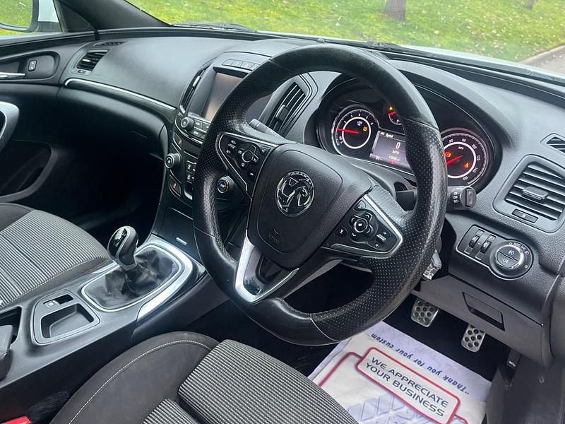 Used Vauxhall Insignia SRi 140 HP (102 kW) 2015 White Hatchback