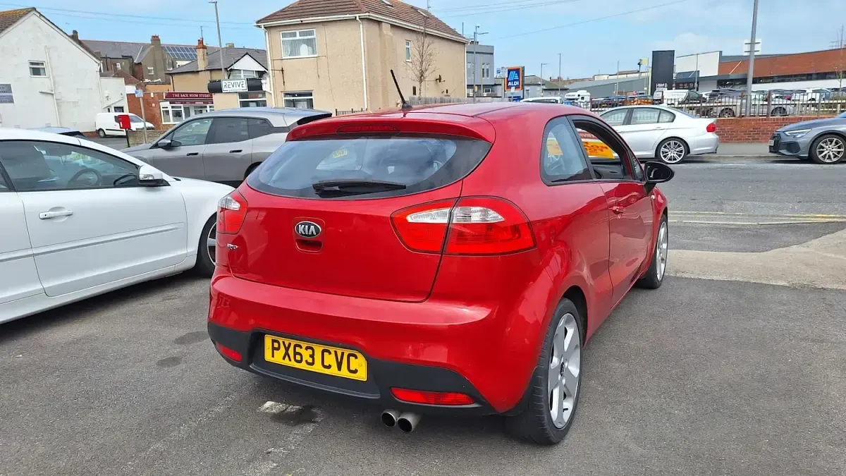 Used Kia Rio 85 HP (62 kW) 2013 Red Hatchback