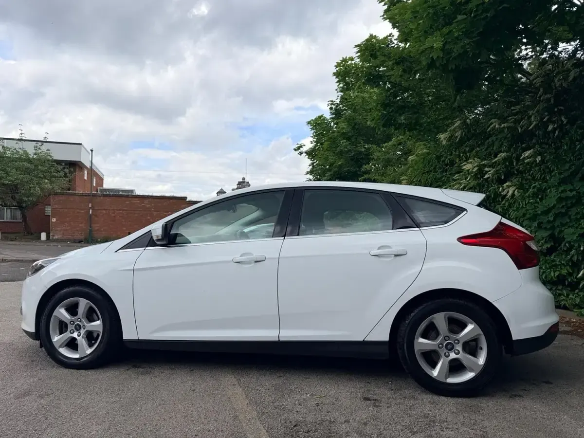 Used Ford Focus Zetec 125 HP (91 kW) 2013 White Hatchback