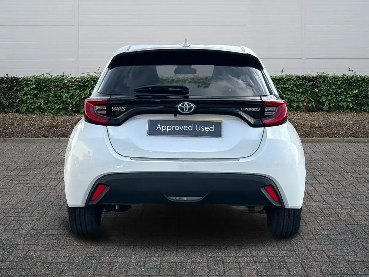 Used Toyota Yaris Design 116 HP (85 kW) 2024 White Hatchback