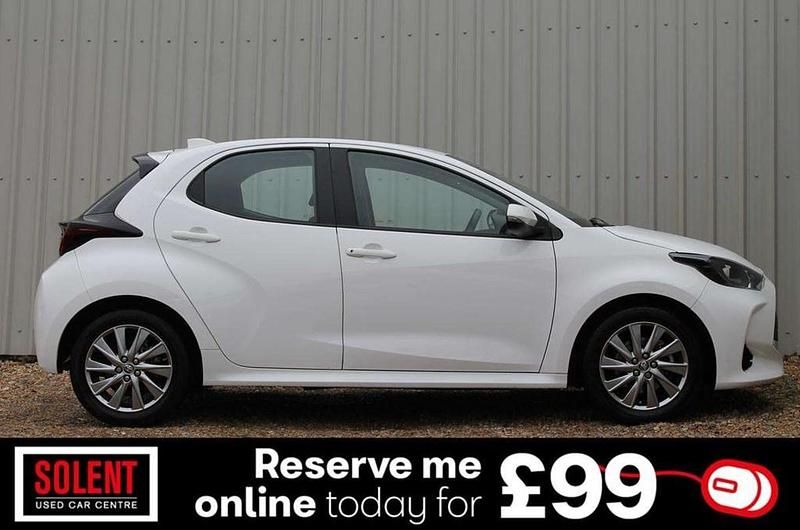 Used Toyota Yaris Hybrid 113 HP (83 kW) 2022 White Hatchback