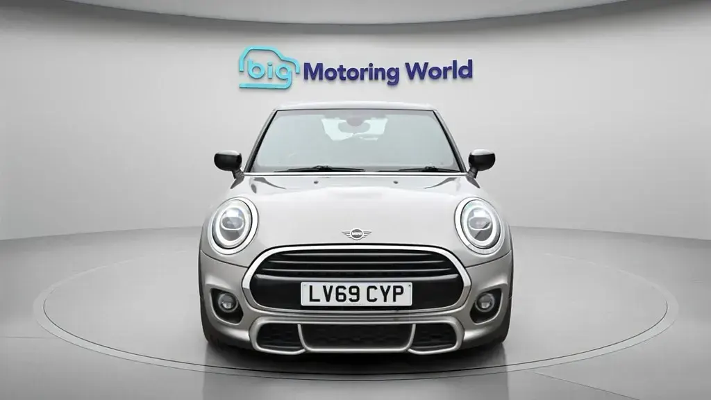 Usado Mini Cooper Hatch 136 HP (100 kW) 2019 Prateado Citadino