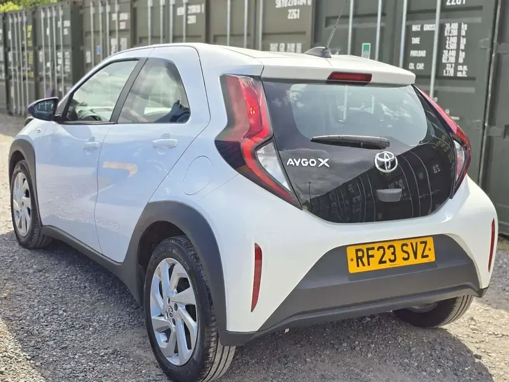 Used Toyota Aygo X PURE 72 HP (52 kW) 2023 White SUV