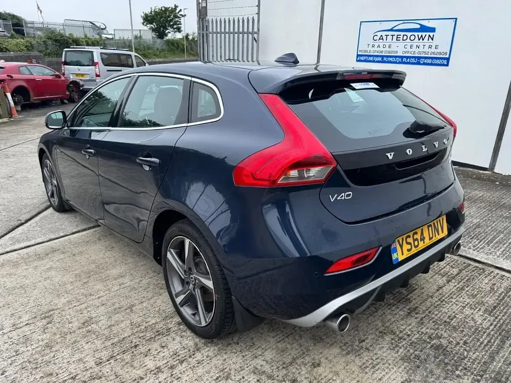 Used Volvo V40 R-Design 190 HP (139 kW) 2015 Blue Hatchback