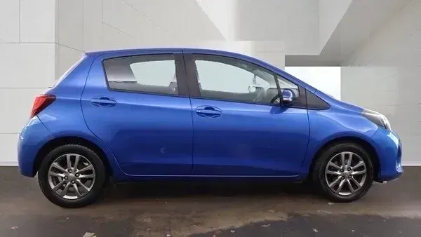 Used Toyota Yaris 69 HP (50 kW) 2015 Blue Hatchback