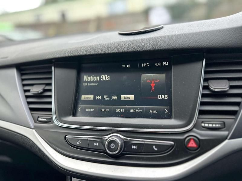 Used Vauxhall Astra Design Edition 105 HP (77 kW) 2017 Green Estate