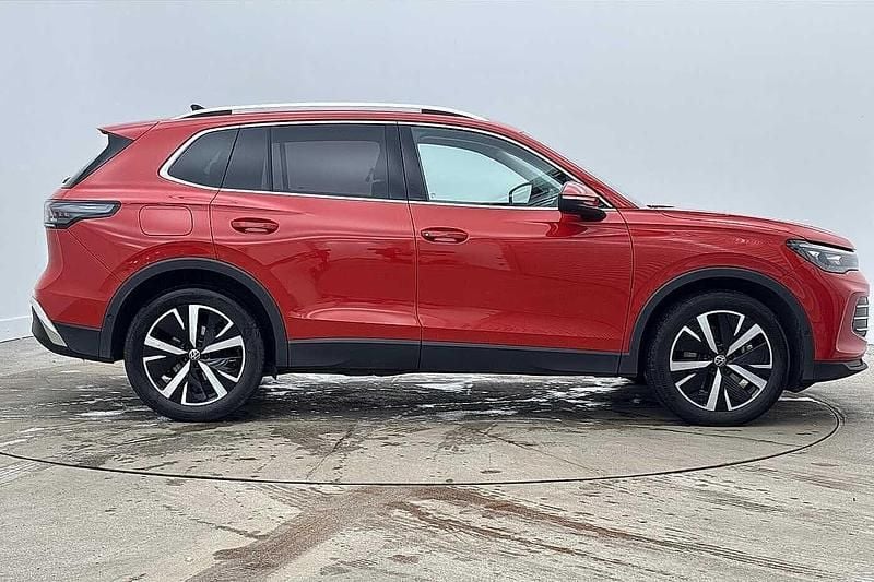 Used VW Tiguan Elegance 150 HP (110 kW) 2025 Red SUV