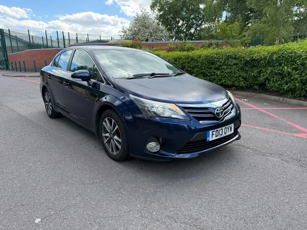 Usado Toyota Avensis 124 CV (91 kW) 2013 Azul Berlina