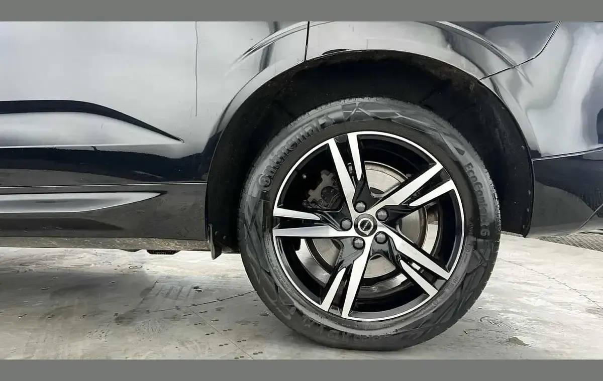 Used Volvo XC60 R-Design 194 HP (142 kW) 2022 Black SUV