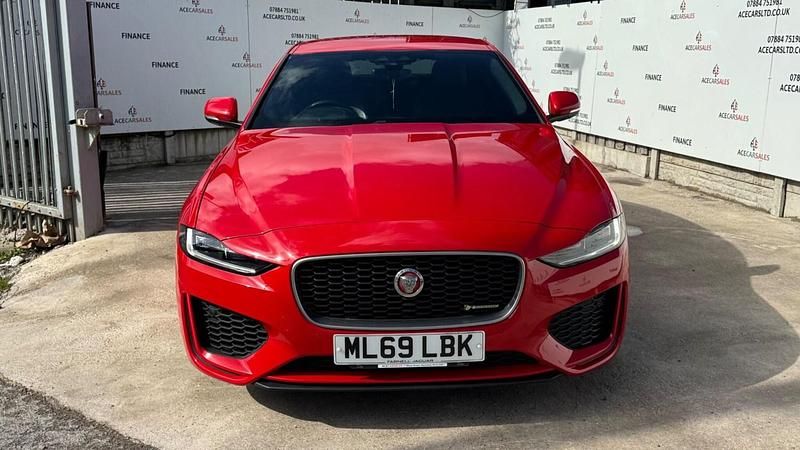 Begagnad Jaguar XE R-Dynamic 300 HK (220 kW) 2019 Röd Sedan