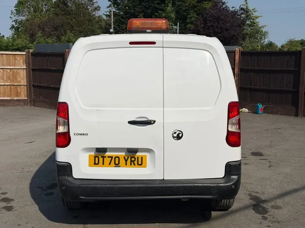Used Vauxhall Combo 100 HP (73 kW) 2021 White MPV