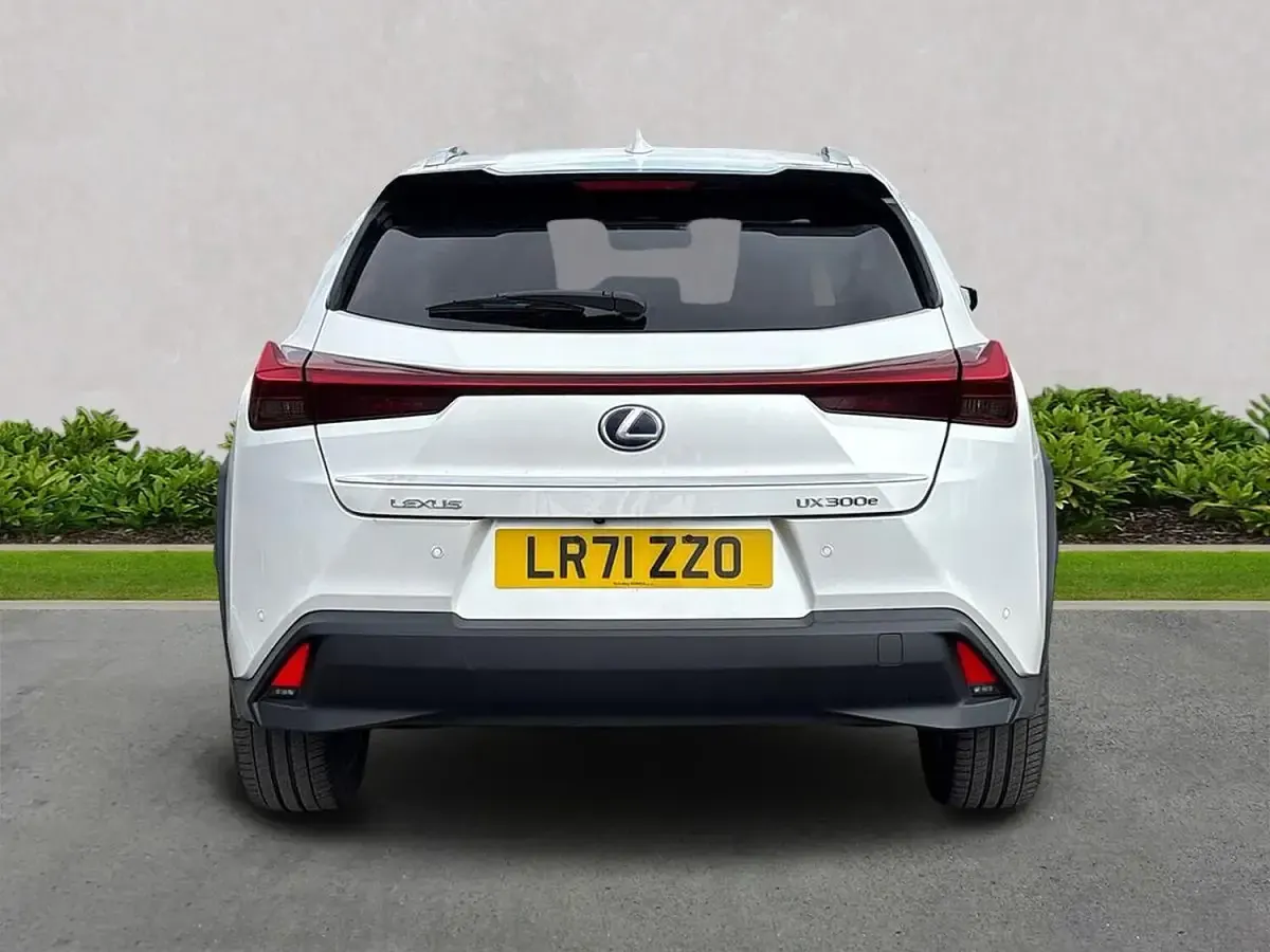 Used Lexus UX 300e 150 kW (204 HP) 2021 White SUV