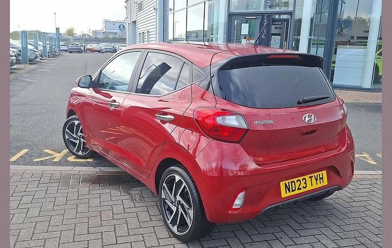 Used Hyundai i10 Premium 65 HP (47 kW) 2023 Red Hatchback