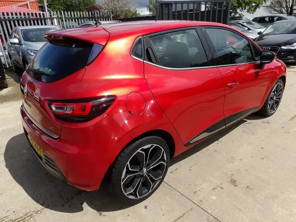 Used Renault Clio Dynamique 90 HP (66 kW) 2017 Red Hatchback