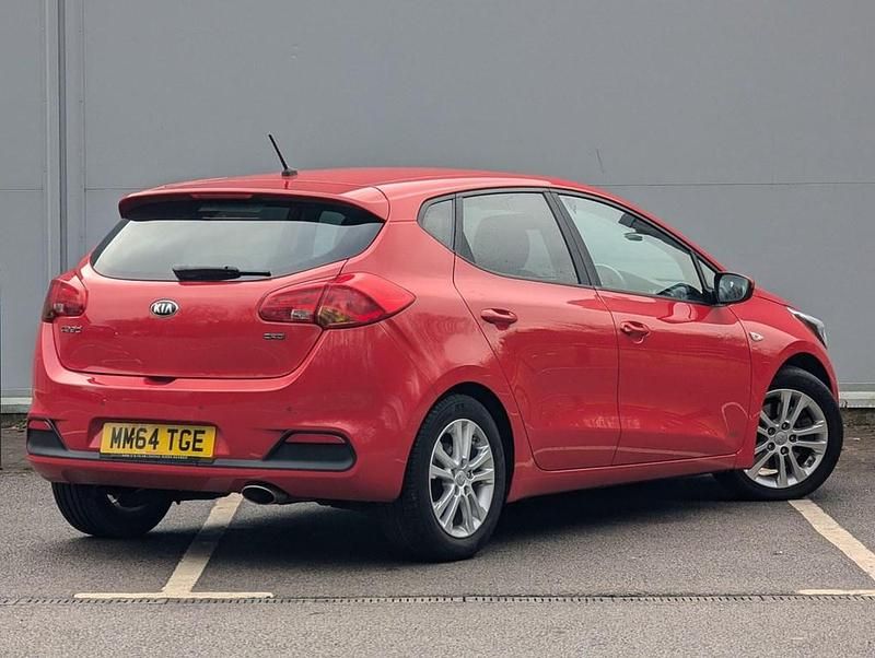 Used Kia Ceed 89 HP (65 kW) 2015 Red Hatchback