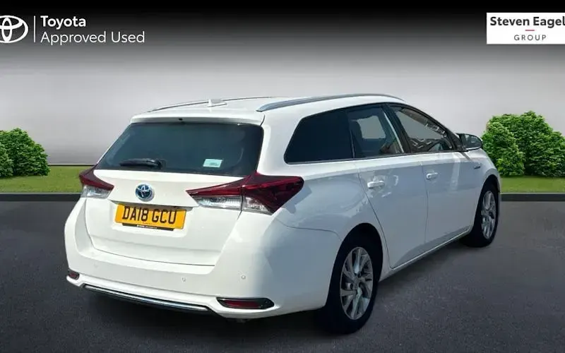 Used Toyota Auris Touring Sports 136 HP (100 kW) 2018 White Estate