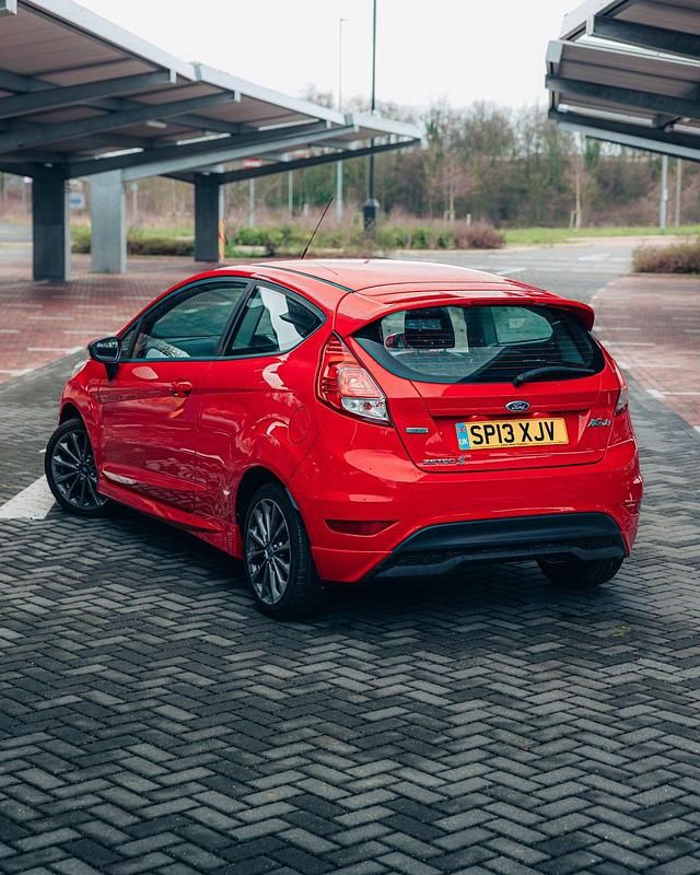 Used Ford Fiesta Zetec 125 HP (91 kW) 2013 Red Hatchback