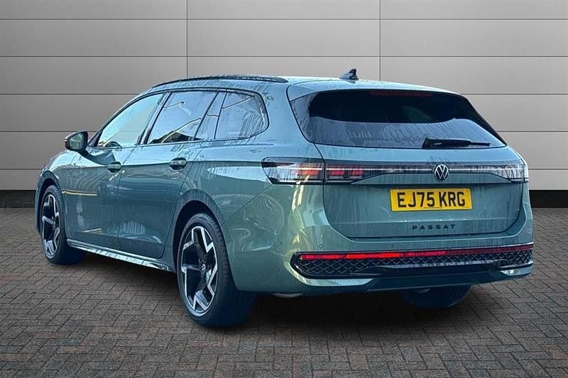 Used VW Passat R-line 150 HP (110 kW) 2025 Mariposit green Estate