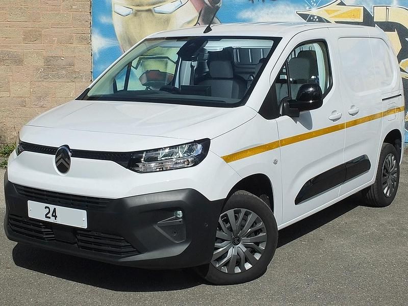 Used Citroën Berlingo 100 HP (73 kW) 2024 White MPV