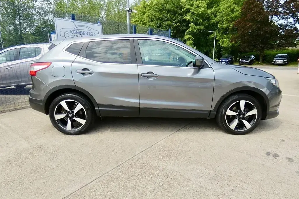 Used Nissan Qashqai N-Connecta 110 HP (80 kW) 2017 Grey SUV