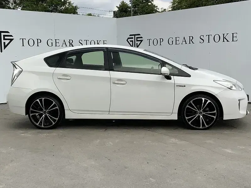 Used Toyota Prius T4 122 HP (89 kW) 2020 White Hatchback