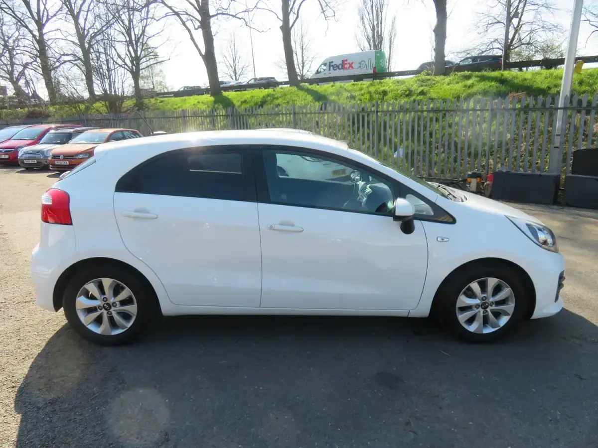 Begagnad Kia Rio 2015 Vit Halvkombi
