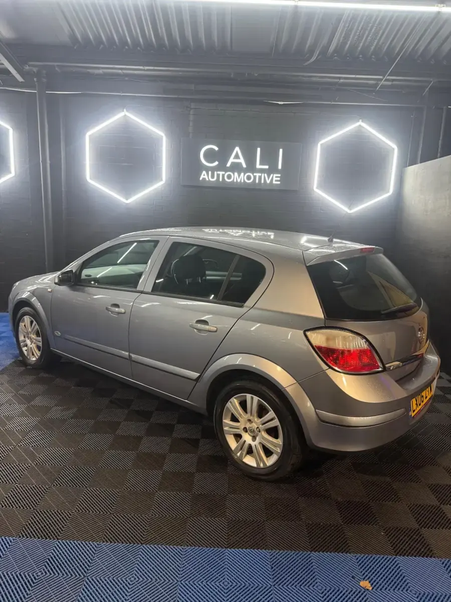 Used Vauxhall Astra Active 140 HP (102 kW) 2006 Silver Hatchback