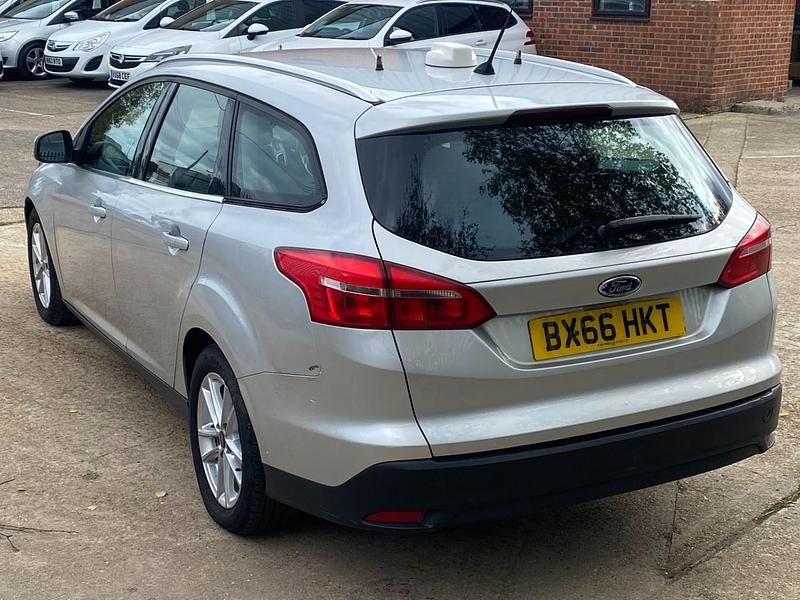 Used Ford Focus Zetec 125 HP (91 kW) 2017 Silver Estate