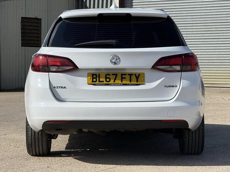 Used Vauxhall Astra SRi 150 HP (110 kW) 2017 White Estate