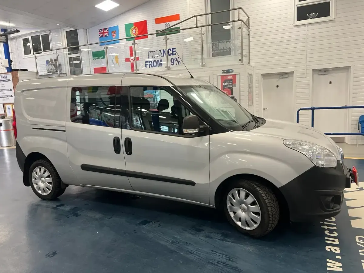 Used Vauxhall Combo 95 HP (69 kW) 2017 Silver MPV