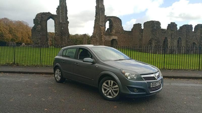 Grey Used 2007 Vauxhall Astra Hatchback | £1,299 (Good price) - Image 1/4