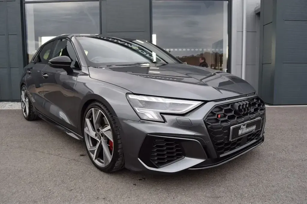 Begagnad Audi S3 Sportback Black Edition 310 HK (228 kW) 2023 Grå Halvkombi