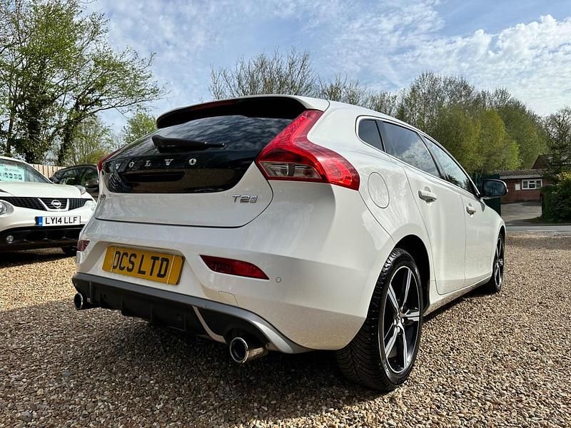 Gebraucht Volvo V40 R-Design 122 PS (89 kW) 2018 Weiß Kleinwagen