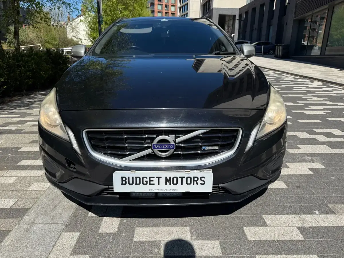 Usado Volvo V60 R-Design 115 HP (84 kW) 2012 Preto Carrinha