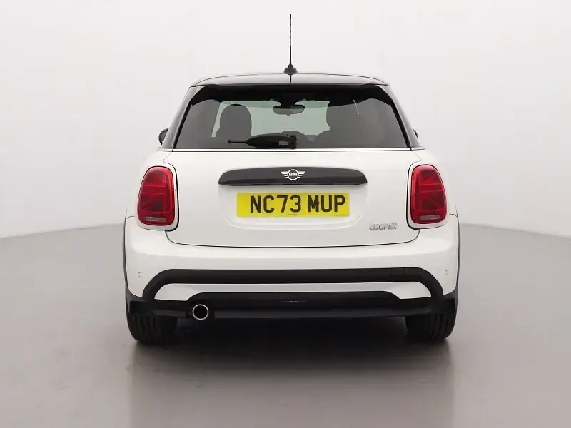 Usado Mini Cooper Classic 134 HP (98 kW) 2024 Branco Citadino